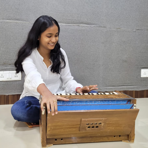 Learn Harmonium in Thane Sangeeta Academy
